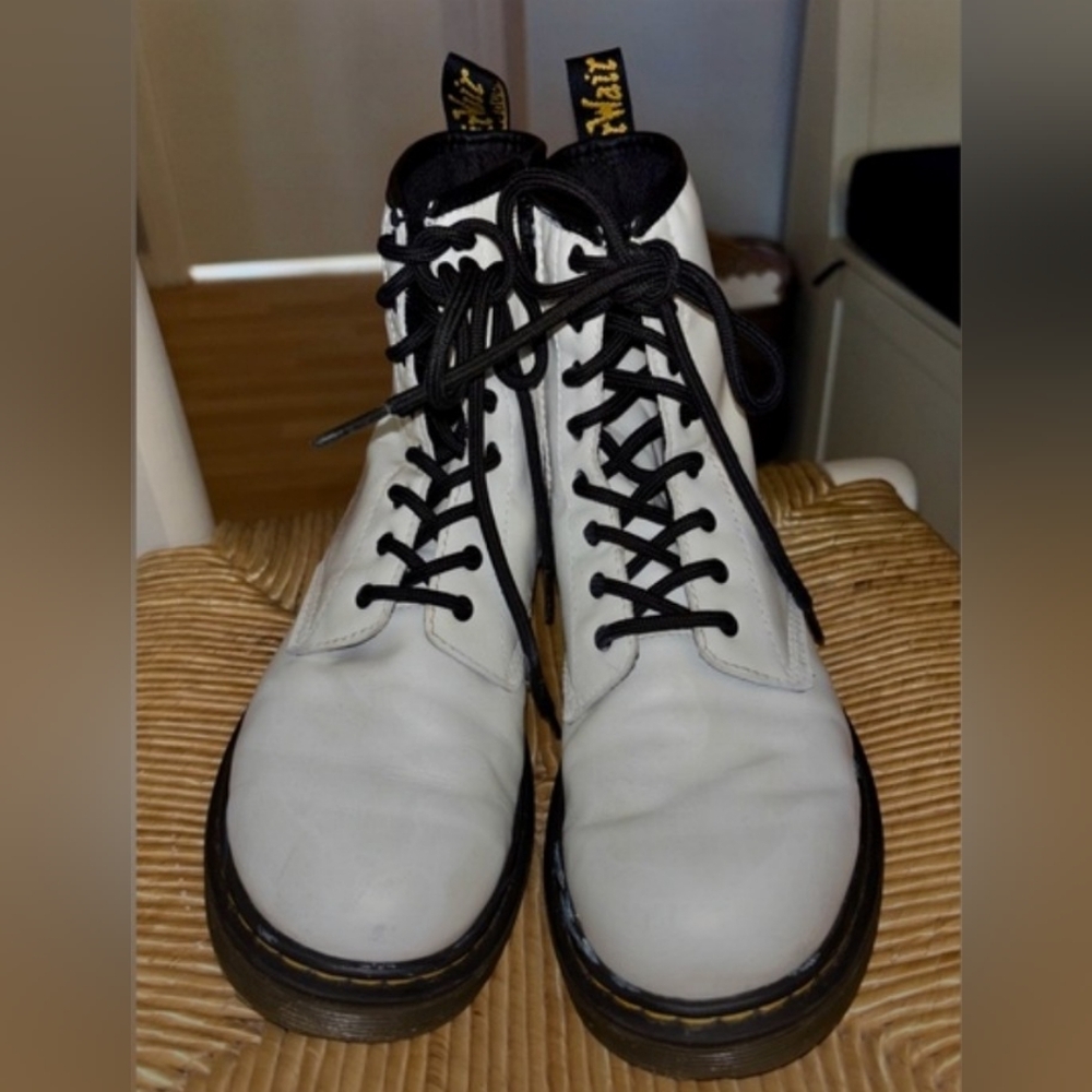 Women’s White Dr. Martens Combat Boots Size EU 37 US 6 Mens 5 Black laces w/ Zip